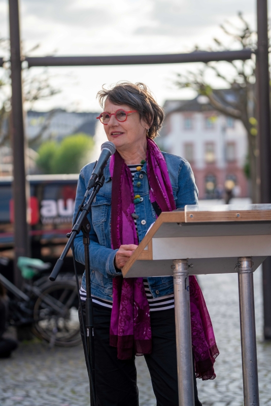 Anette Diehl, Frauennotruf Mainz, spricht auf dem IDAHOBITA* 2023. (Bild: Fabian Fusenich)