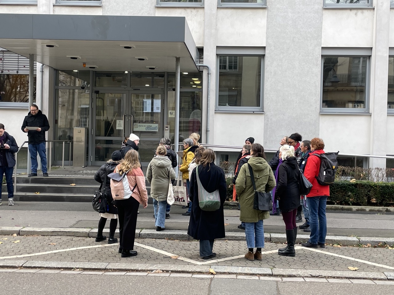 Die Frauennotrufe versammeln sich vor dem Ministerium