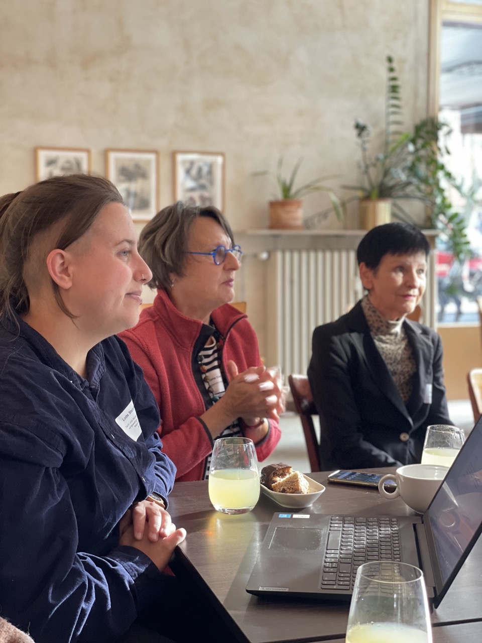 Im Anschluss an die Übergabe treffen sich die Fachfrauen zu einem Streikcafé im 3Sein