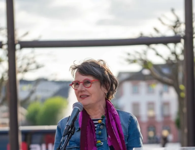 Anette Diehl, Frauennotruf Mainz, spricht auf dem IDAHOBITA* 2023. (Bild: Fabian Fusenich)