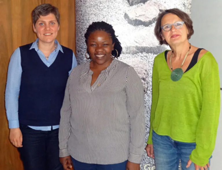 Bild: Dr. Annette Wiesheu (missio-Diözesanstelle Mainz), Thérèse Mema (Sozialarbeiterin und Therapeutin aus dem Kongo) und Anette Diehl (Frauennotruf Mainz)